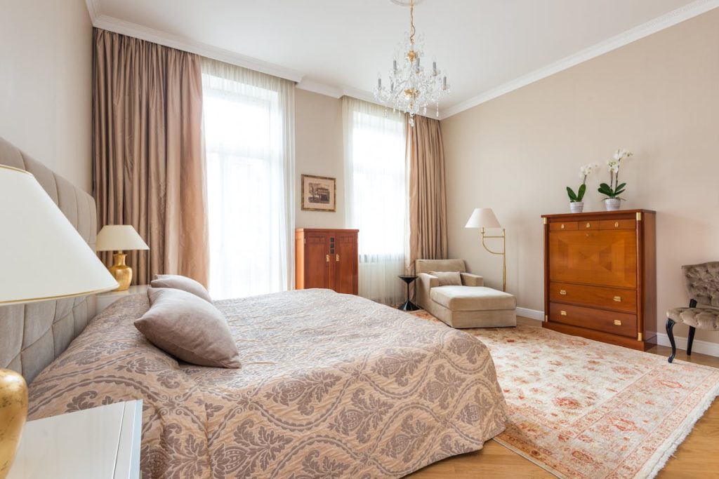 Affordable luxury home decor tips for a stylish and elegant living room on a budget