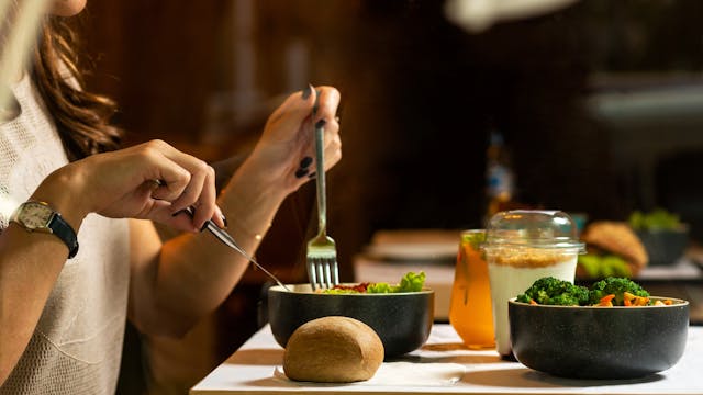 Connection of balanced nutrition for daily wellness and mental health 