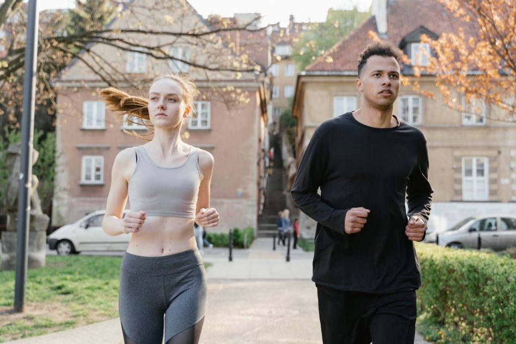 Woman doing a morning workout in nature to improve digestion – benefits of morning workouts