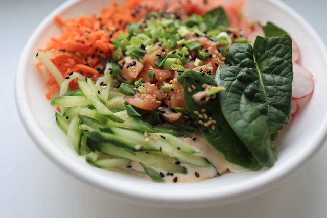 Flat lay of a 7-day clean eating meal plan for beginners featuring healthy, balanced meals and fresh ingredients