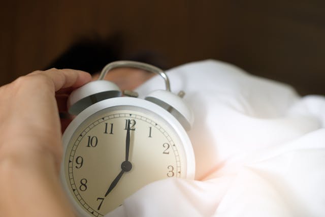Natural sleep mental wellness tips - setting a consistent sleep and wake routine 