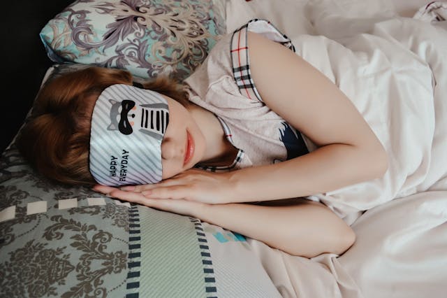 Natural sleep mental wellness tips - reducing screen time for better melatonin production 