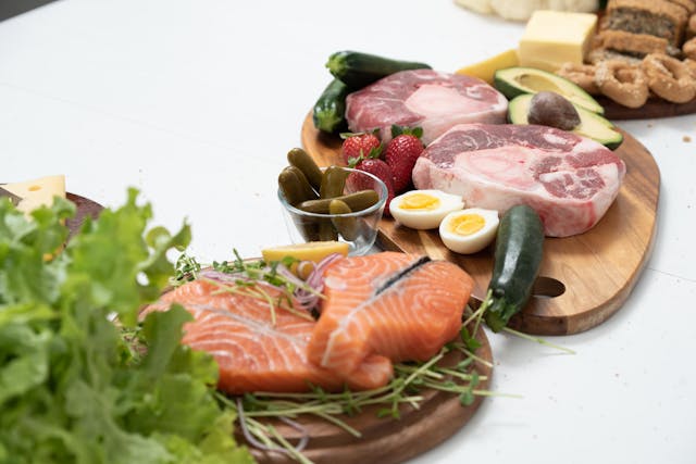 Top 5 everyday high-protein foods displayed as healthy ingredients on a table