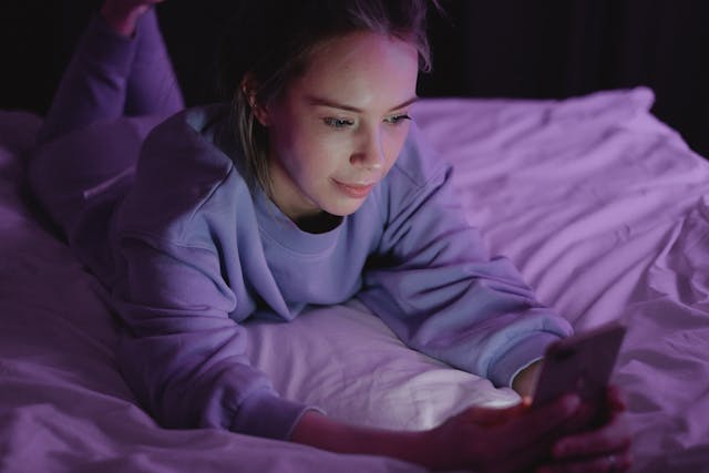 Bad nighttime habits that affect mental peace and disturb sleep
