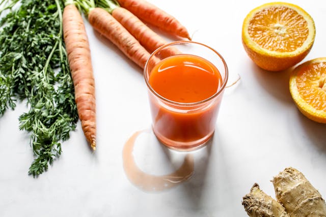 Nutritional support through foods for seasonal natural skin care 