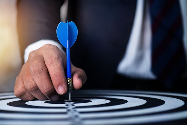 Illustration of target and arrow symbolizing setting measurable goals for self growth strategies 