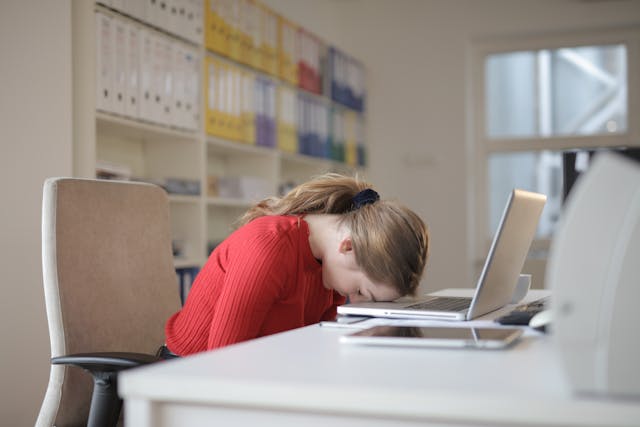Impact of sleep and stress on balanced nutrition for daily wellness 