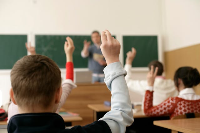Teacher guiding students to embrace growth mindset motivation 