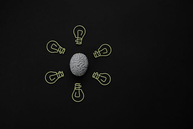 A glowing brain and lightbulb symbolizing growth mindset motivation and learning potential 