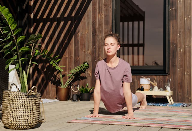 Woman doing morning workout to boost digestion benefits of morning workouts