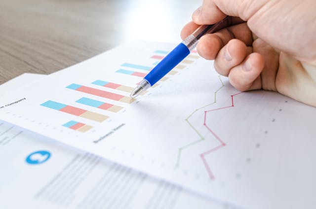 Achieve financial freedom with a smart spending tracker concept