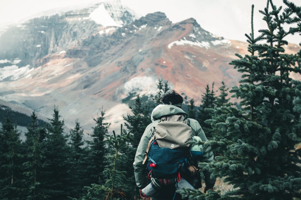 Backpacking experiences in scenic adventure locations 🌍