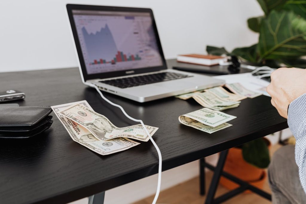 Dashboard view of the best budgeting apps for personal finance showing expense tracking and money management visuals.