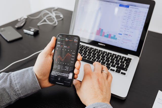 Smartphone displaying best budgeting apps for personal finance with colorful charts and expense tracking.