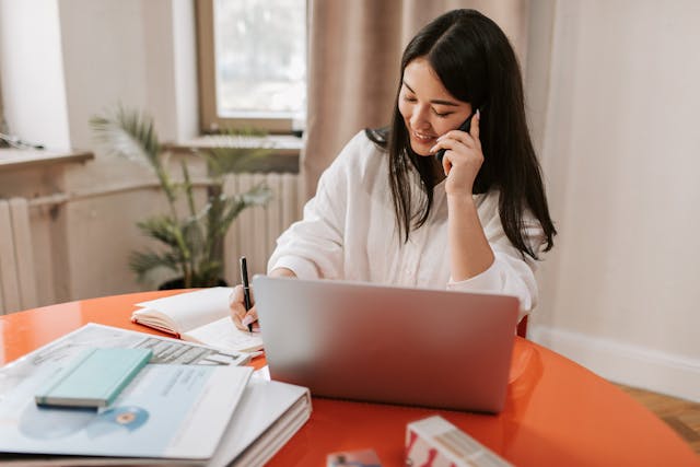 Women showing budgeting techniques for freelancers managing finances