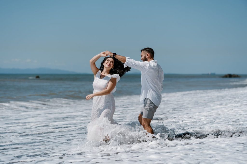 Happy couple enjoying quality time together, learning to manage stress in relationships naturally and build emotional wellness