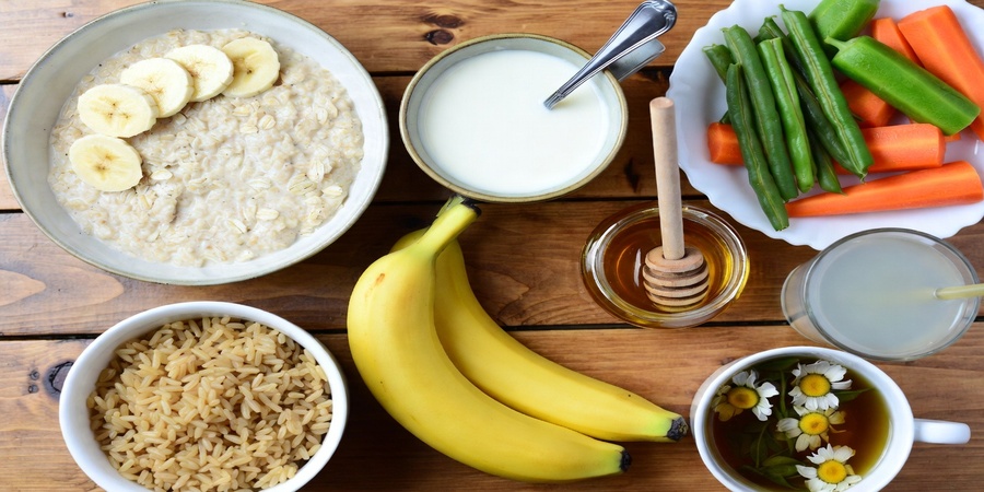 Top 10 best foods for gastritis including oatmeal, bananas, yogurt, brown rice, boiled vegetables, coconut water, honey, and chamomile tea arranged to calm the stomach and improve digestion.
